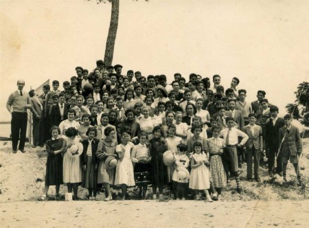 Por volta do ano 1954, no Monte Branco (Torreira), em   viagem de visita à Base Aérea de S. Jacinto, coordenados pelo Dr. Augusto Ramos, Director do Colégio nessa data